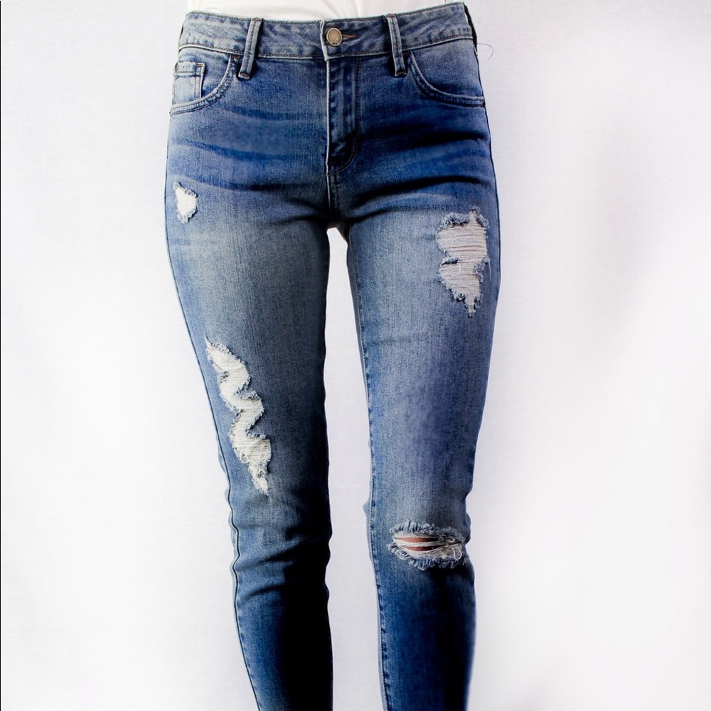 ⤵️ 2 left!! Skinny Distressed Cropped Jean - Picture 1 of 8